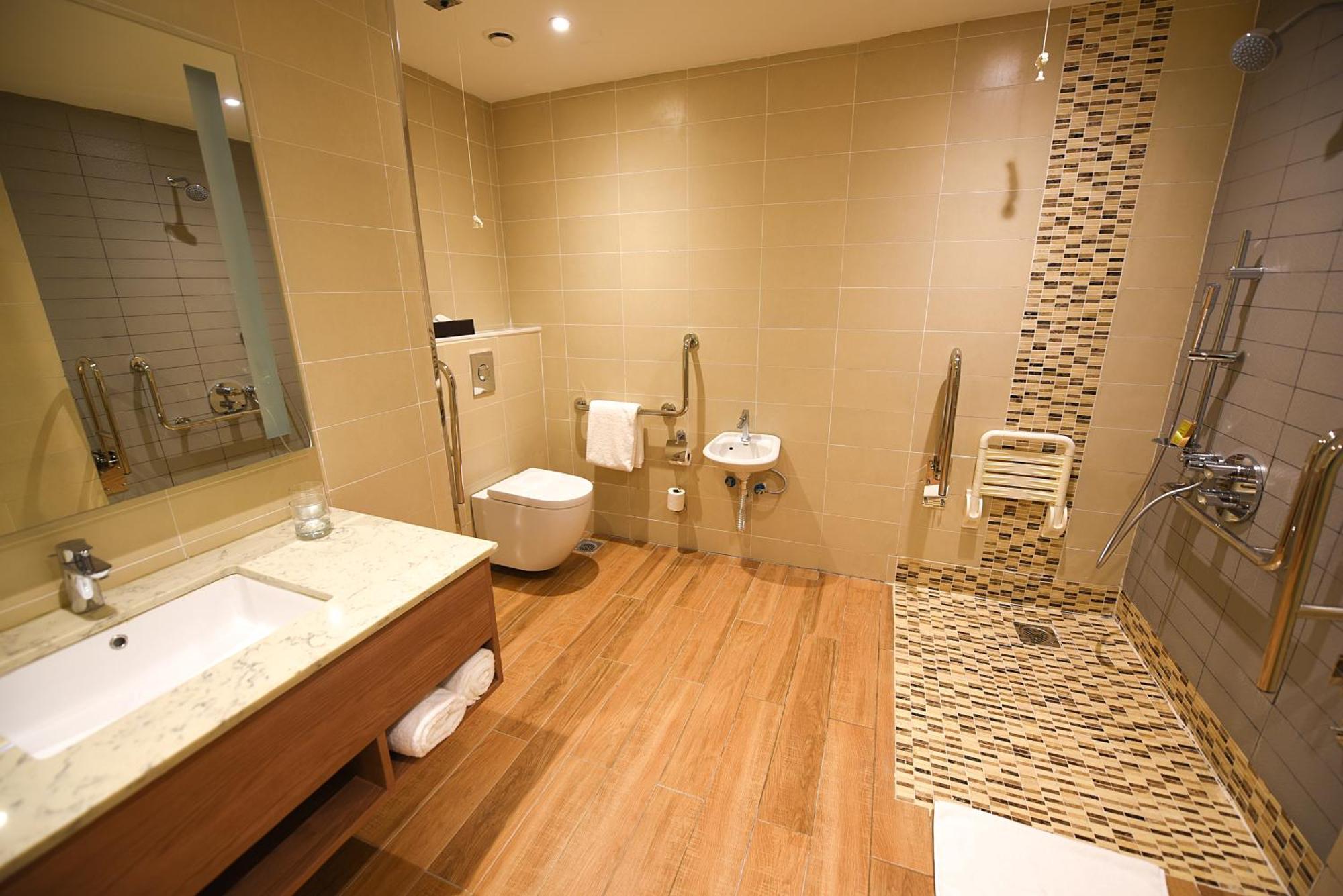 Hilton Garden Inn Kampala Exteriör bild